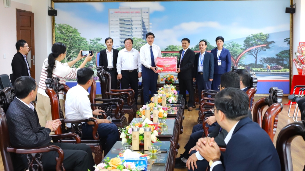 Phó Chủ tịch UBND tỉnh Gia Lai thăm, chúc Tết Bính Ngọ 2026 Trường Đại học Quy Nhơn